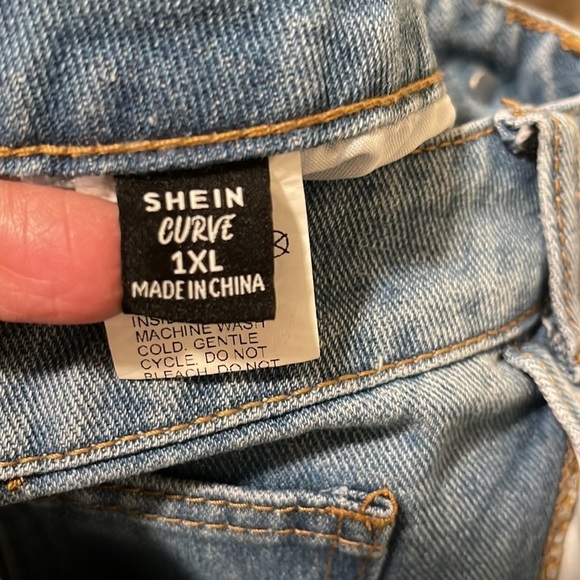 Nwot Ladies SHEIN Curve Bermuda Shorts. - Picture 3 of 4